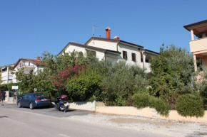 Apartments with a parking space Novigrad - 7020
